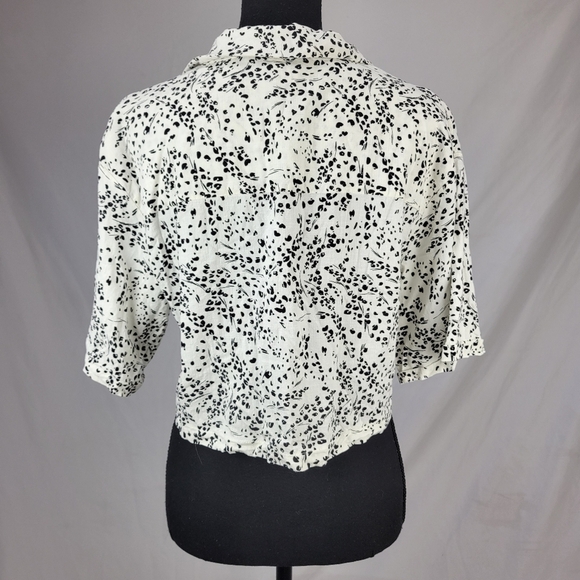 KIRIOUS Monochromatic Animal Print Short Sleeve Cropped Button Down Size XL - Picture 4 of 6